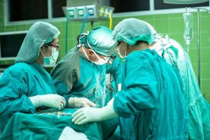 4 רופאים במהלך ניתוח קיסרי